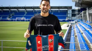 Iván Martos posa con la camiseta de la SD Huesca.