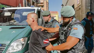 Uno de los detenidos por los apuñalamientos de Castellote, tras prestar declaración en el juzgado de Alcañiz.