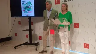 Ricardo Oliván y Nuria Mur, en la presentación del programa de las Fiestas de San Lorenzo 2023 de Huesca.
