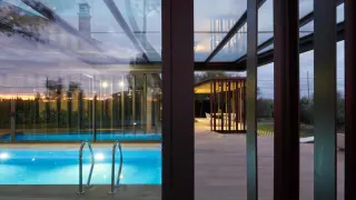 Una piscina de obra, cubierta a posteriori por Tangram Arquitectura.