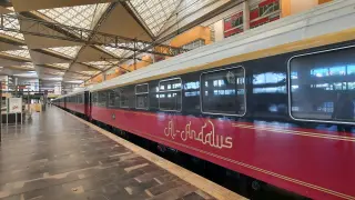 El Al Andalus, uno de los trenes turísticos de lujo de Renfe, en la estadio de Delicias
