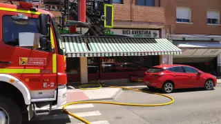 Los bomberos, frente a la tienda donde ha ocurrido el incidente.