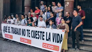Protesta delante de la sede de Comisiones Obreras en Zaragoza este miércoles.