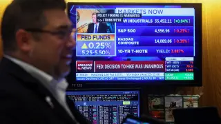 Un agente financiero reacciona al anuncio de la Fed en la Bolsa de valores de Nueva York.
