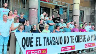 Concentración ante la sede de CC. OO. en Zaragoza para denunciar las muertes por trabajo.