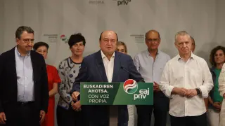 El presidente del PNV Andoni Ortuzar (c) junto al portavoz en el congreso y candidato de esta formación Aitor Esteban (i) y el lehendakari Iñigo Urkullu, (d)