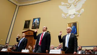 Ryan Graves, David Grusch y David Fravor, antiguos oficiales, prestan juramento antes de declarar en el subcomité de Seguridad Nacional de la Cámara de Representantes de Estados Unidos