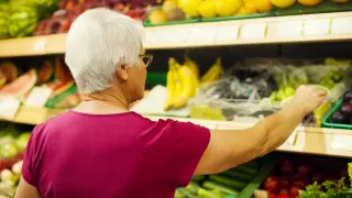 mujer-mayor-supermercado