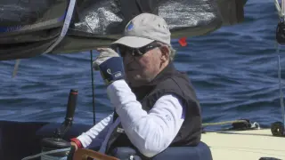 Juan Carlos I en una regata en Sanxenxo a bordo del Bribón.