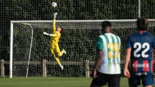 Álvaro Fernández intenta detener la parábola mágica de Jorge Pombo que significó el único gol del partido.