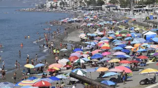Municipios de Málaga declaran la guerra a bañistas que guardan sitio en las playas