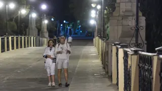 Dos mujeres caminaban abrigadas por el Viaducto la noche del pasado 25 de julio.