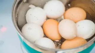 Toma nota de dos trucos para pelar huevos cocidos de forma fácil.