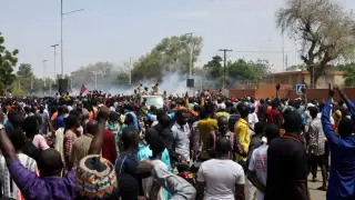 Decenas de ciudadanos ante la embajada francesa en la capital de Níger