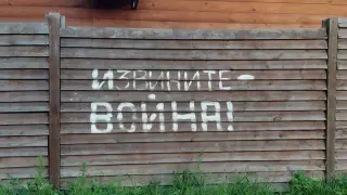 Vista de la pintada "Lo siento, esta es una guerra", inscripción dejada por los soldados rusos en la región de Kiev.