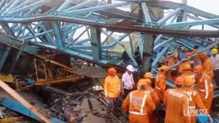 India, crolla gru in un cantiere autostradale: 16 morti