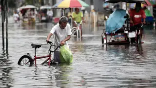 Inundaciones en Filipinas por Khanun, el sexto tifón de la temporada en el Pacífico.