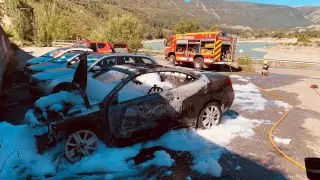 Los bomberos del Ayuntamiento de Huesca han sofocado el incendio de un vehículo junto a la antigua Hospedería de Arguis.