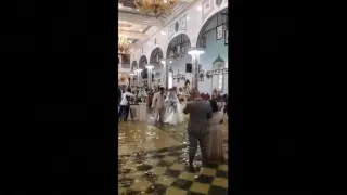 Una boda pasada por agua: ni las terribles inundaciones pudieron frenar las ganas de casarse de esta pareja