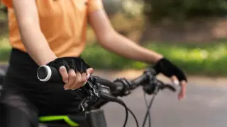Este nuevo dispositivo para convertir cualquier bicicleta en eléctrica se coloca en la rueda delantera.