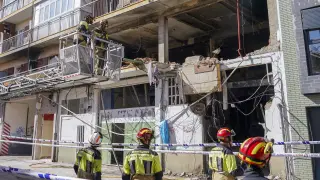 Efectivos de bomberos realizan labores de limpieza y desescombro en el edificio de la calle Goya en Valladolid