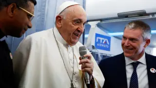 El Papa, durante su vuelo a Lisboa