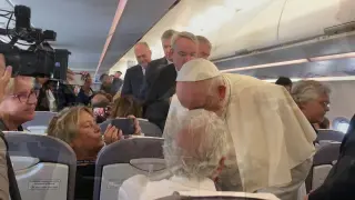 El papa en el vuelo hacia Lisboa: "Seguiremos haciendo lío"