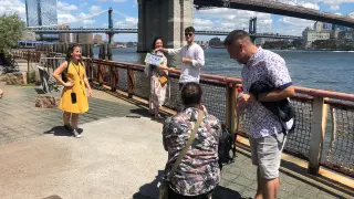 En el puente de Brooklyn durante la grabación del documental aragonés de Alantansí en Nueva York