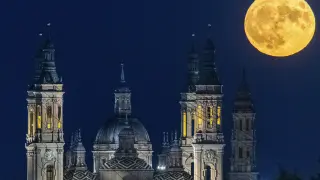 Fotos de la Luna de Esturión sobre la basílica del Pilar y otros lugares del mundo