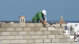 Un obrero trabaja en la construcción de una vivienda en Menorca este miércoles