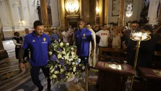 El Real Zaragoza hace su tradicional ofrenda a la Virgen del Pilar (2)