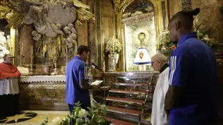 El Real Zaragoza hace su tradicional ofrenda a la Virgen del Pilar