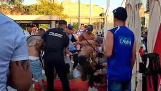 Intervención policial antes del partido entre el Real Zaragoza y el Millonarios.