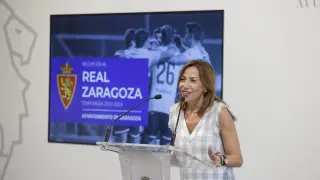 La alcaldesa de Zaragoza, Natalia Chueca, recibe al Real Zaragoza (2)
