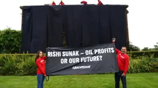 Los activistas cubrieron la fachada con una tela negra