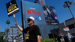 Manifestante en la puerta de las oficinas de Netflix en Los Ángeles, EE. UU.