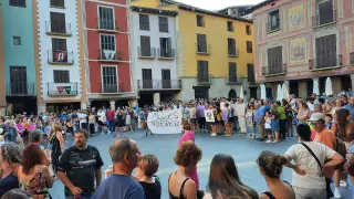 Centenares de vecinos han participado en la manifestación de repulsa convocada por la Comarca de Ribagorza en Graus contra la presunta agresión sexual ocurrida en las fiestas de Perarrúa.