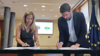 Ana Alós y Alejandro Nolasco firman el acuerdo de gobierno de PP y Vox en Aragón