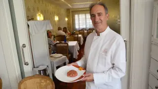 Ángel Conde, preparando su último steak tartar en El Chalet