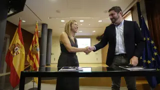 Fotos de la firma del acuerdo PP-Vox para gobernar en Aragón