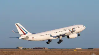 Un  avión francés despega en el aeropuerto de Niamey, Níger.