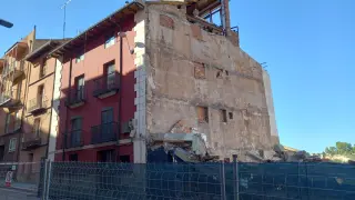 El Ayuntamiento ordena la demolición parcial del número 19, contiguo al solar del derrumbe.