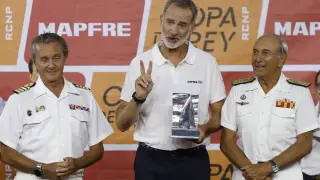 El Rey Felipe VI (c) recibe el trofeo de segundo clasificado de la clase ORC 1 junto a la tripulación del "Aifos" en la última jornada de la 41ª Copa del Rey Mapfre de Vela, este sábado en el recinto de Ses Voltes de Palma.