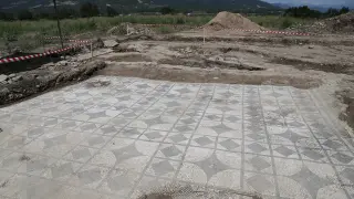 Vista del mosaico geométrico de las termas, tras la excavación arqueológica de este año.