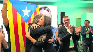 Miriam Nogueras, candidata de Junts, se abraza a un compañero en la noche electoral.