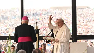 Fatima (Portugal), 05/08/2023.- Pope Francis (C, in white) leads the recitation of the Rosary at the Chapel of the Apparitions at Shrine of Our Lady of Fatima, in Fatima, Ourem, Portugal, 05 August 2023. The Holy Father is in Portugal for a five days apostolic journey on the occasion of the XXXVII World Youth Day. (Papa, Lisboa) EFE/EPA/MAURIZIO BRAMBATTI