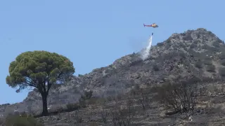 Un helicóptero trabaja en la extinción del incendio que comenzó este viernes en Portbou (Gerona)
