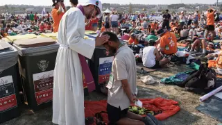 -FOTODELDÍA- Lisboa (Portugal), 05/08/2023.- Un sacerdote bendice a un peregrino antes de la Vigilia Vespertina durante la Jornada Mundial de la Juventud (JMJ) en el Parque Tejo en Lisboa, Portugal, este sábado. El Pontífice se encuentra en Portugal con motivo de la Jornada Mundial de la Juventud (JMJ), uno de los principales eventos de la Iglesia que reúne al Papa con jóvenes de todo el mundo, y que se celebra hasta el 06 de agosto de 2023. EFE/ Miguel A. Lopes / EFE