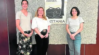 Marta Lera, Olvido Moratinos y Laura Climente, en el salón de plenos de la Comarca de la Jacetania.