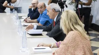 Representantes de sindicatos y empresarios aragoneses, durante una reunión en 2022 con dirigentes de la DGA.